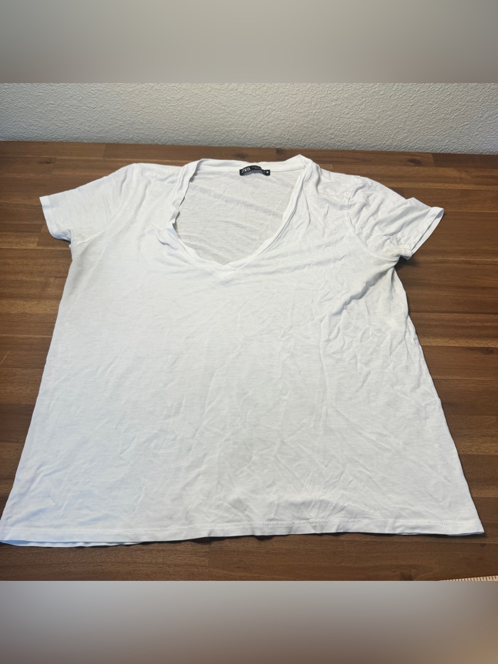 Zara White V-Neck Short Sleeve Tee